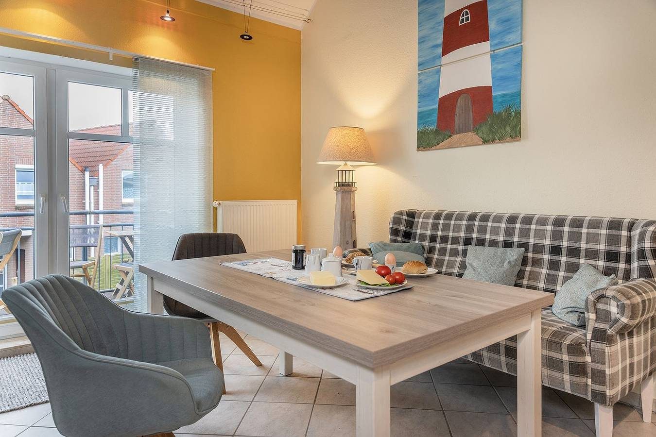 Hochwertig und hell: Die Obergeschosswohnung besticht durch die erlesene und geschmackvolle Raumgestaltung. Zudem verfügt sie über eine kleine Galerie mit Sitzgelegenheit und Balkon. — Bild 2