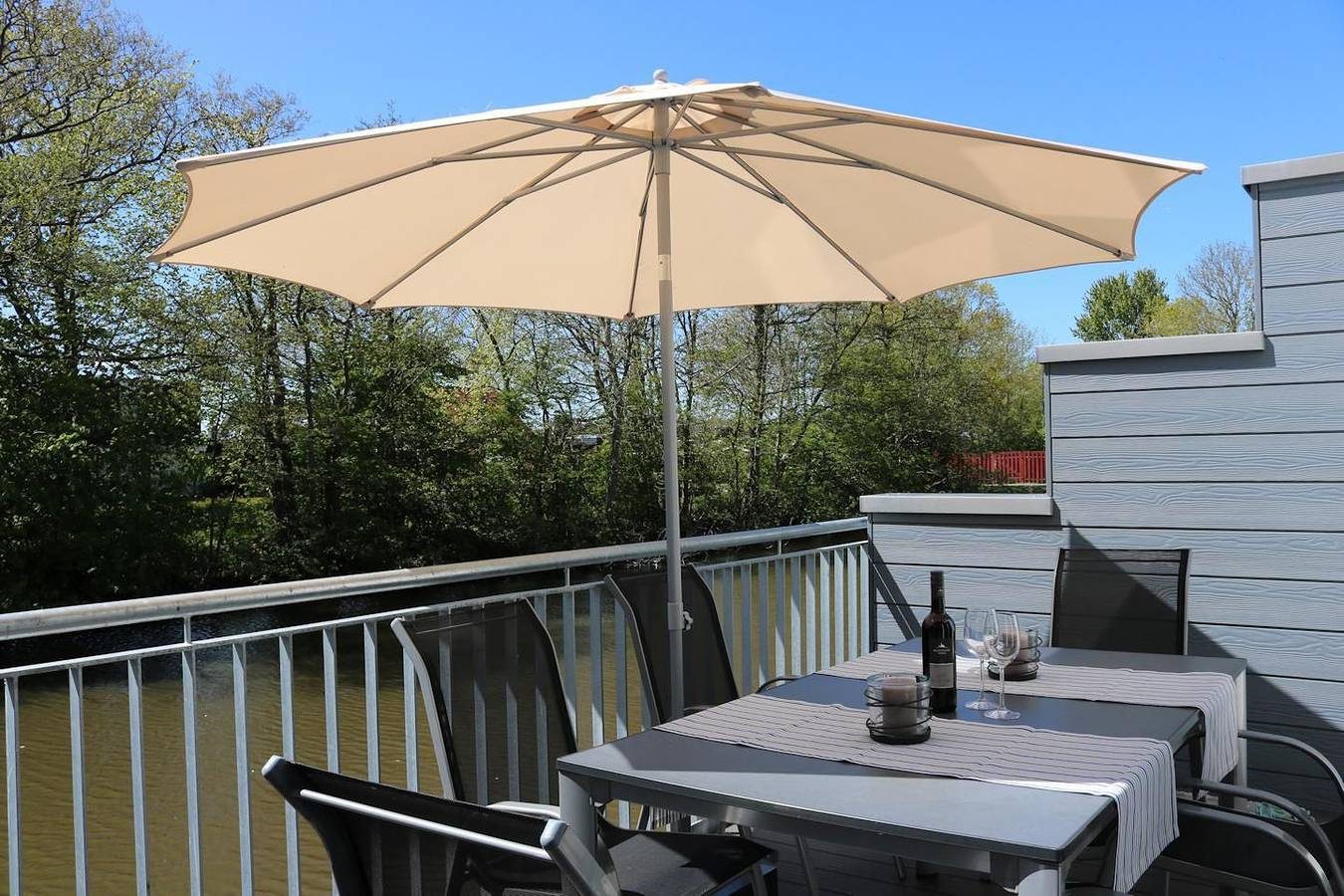 Gepflegtes Ferienhaus, Sauna, Süd-Terrasse, Loggia mit Meerblick, Wäschepakete