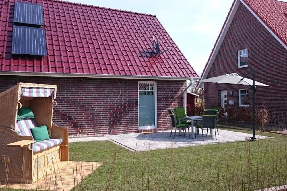 Schönes Ferienhaus (75qm) für 4 Personen mit Garten und Privatstrand am Badesee