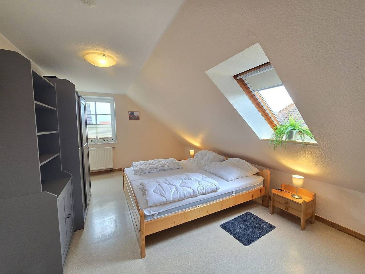 Willkommen in unserer gemütlichen Ferienwohnung Strandbrise für bis zu 4 Personen, die im Erdgeschoss eines ruhigen Hauses in direkter Nähe zum Deich in Neßmersiel liegt. — Bild 5