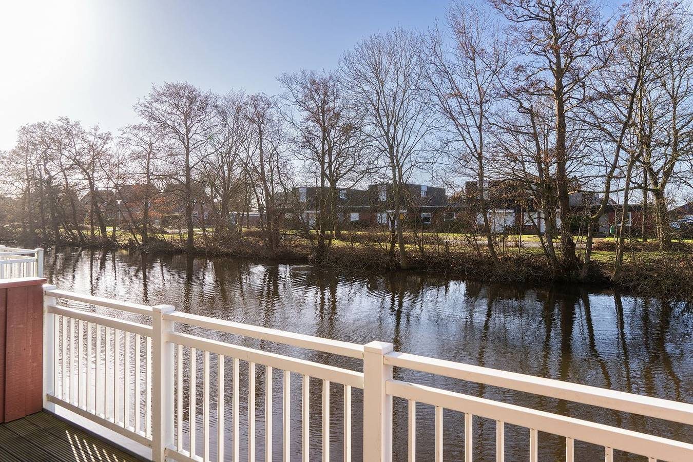 Top-Ferienhaus am Deich mit Terrasse am Wasser, Balkon, Sauna, Kamin & Hot Tub