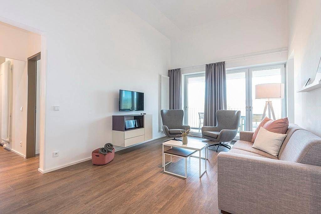 Top Apartment in Strandnähe mit toller Loggia, zwei Bädern und Sauna im Haus! — Bild 2
