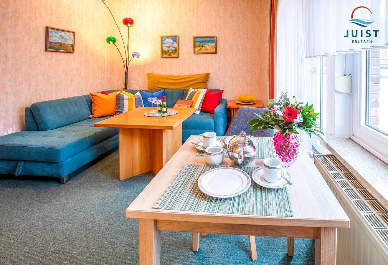 Farbenfroh gestaltete Ferienwohnung im Zentrum, ideal für Paare, mit Südbalkon