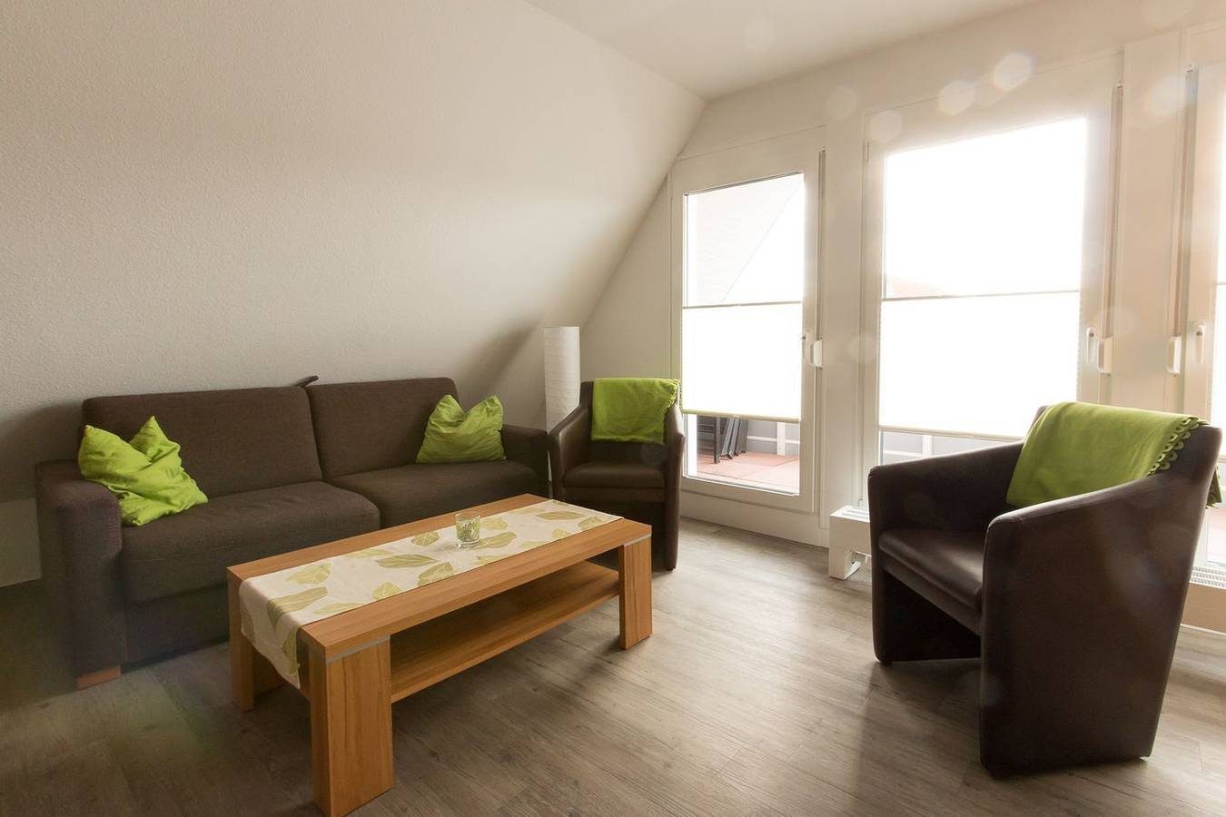 Maisonette-Wohnung mit 2 Schlafzimmern + 2 überd. Balkonen 60 m² bis zu 6 Pers. — Bild 3