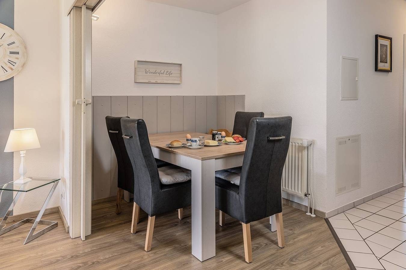 Vollends auf Bequemlichkeit aus: Die Erdgeschosswohnung mit ihren ca. 60 qm brilliert durch das komfortable Interieur und die schöne Terrasse. Ferner liegt sie direkt am Yachthafen, in dem zahlreiche Segelschiffe und Motoryachten während der Sommersa — Bild 5