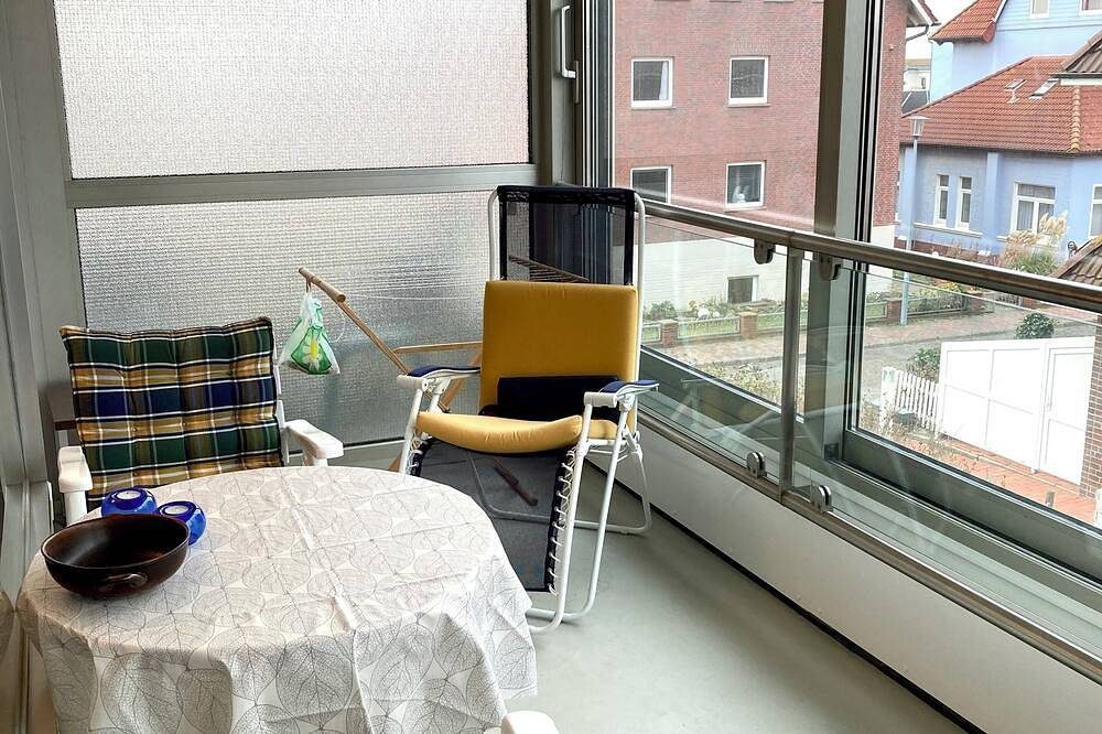 Diese Ferienwohnung in Strandnähe besticht durch den hellen Wintergarten, bei de — Bild 2