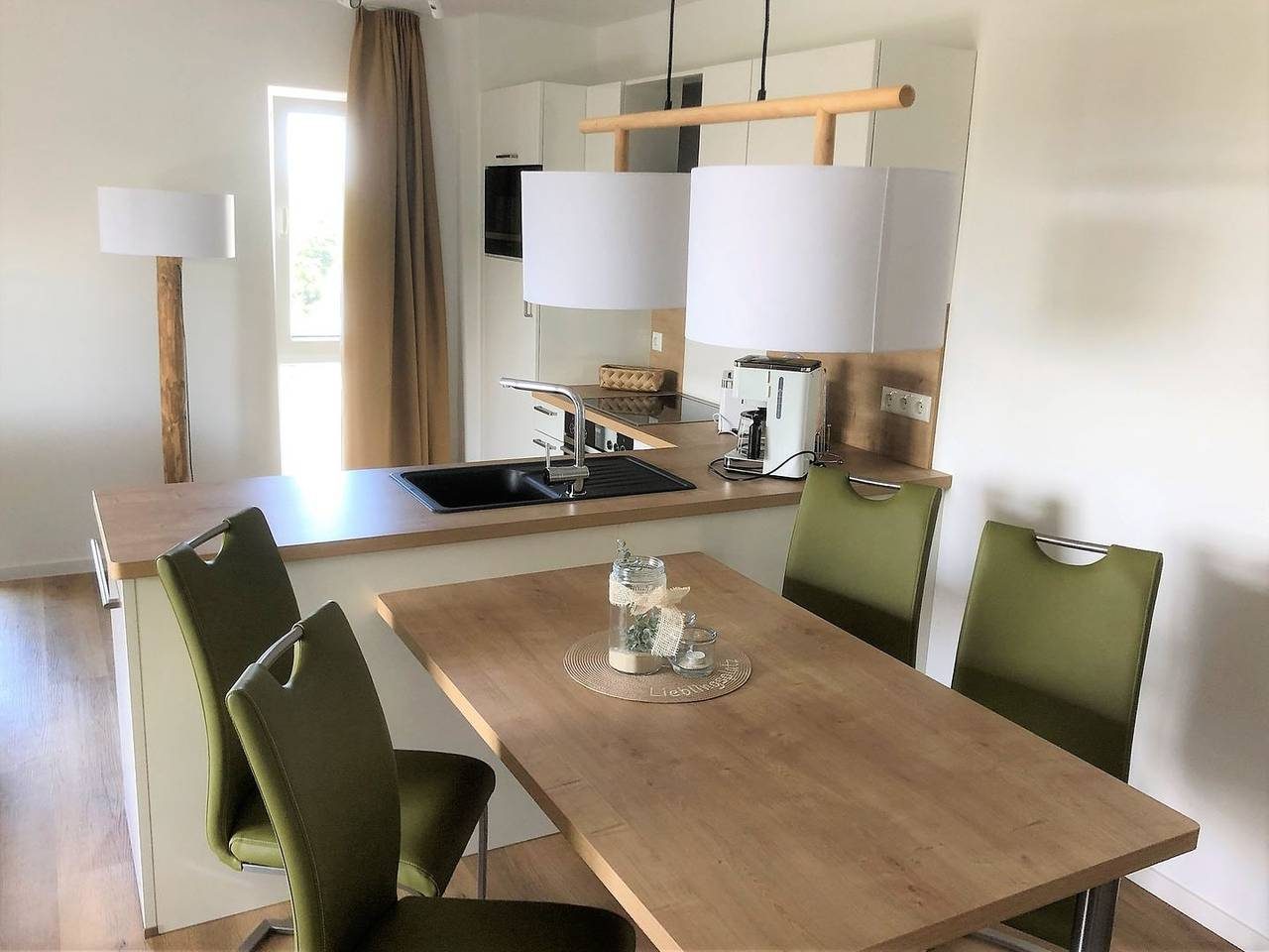 Moderne, hochwertige Ferienwohnung, Sauna, großer Balkon, strandnah