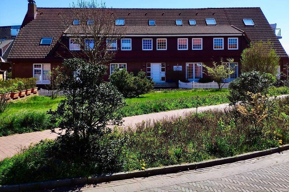 Hundefreundliche modern ausgestattete Ferienwohnung mit Westbalkon in Wattnähe. — Bild 3