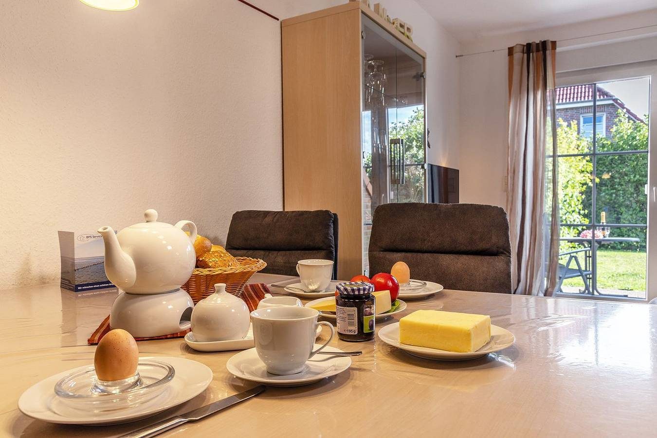 Dieses  Reihenmittelhaus besticht mit seiner freundlichen Einrichtung. Auf ca. 62 qm haben 4 Personen und 1 Kleinkind genügend Platz.. — Bild 2