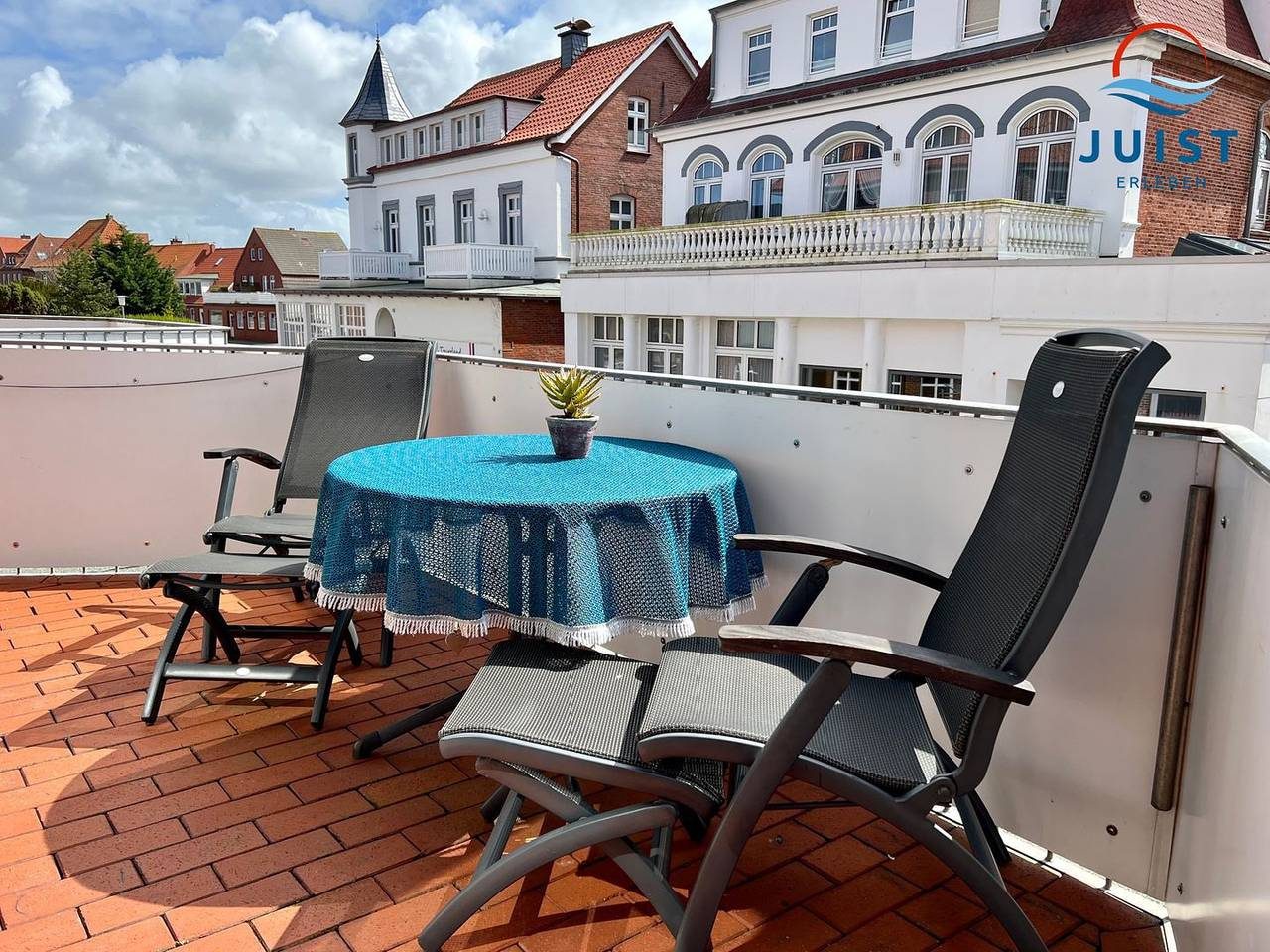 Farbenfroh gestaltete Ferienwohnung im Zentrum, ideal für Paare, mit Südbalkon. — Bild 3