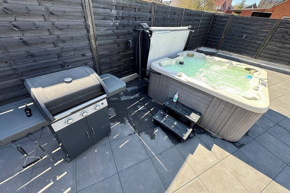 Entspannen Sie sich im Pool, Whirlpool, Sauna oder im holzbefeuerten Hottub. — Bild 2