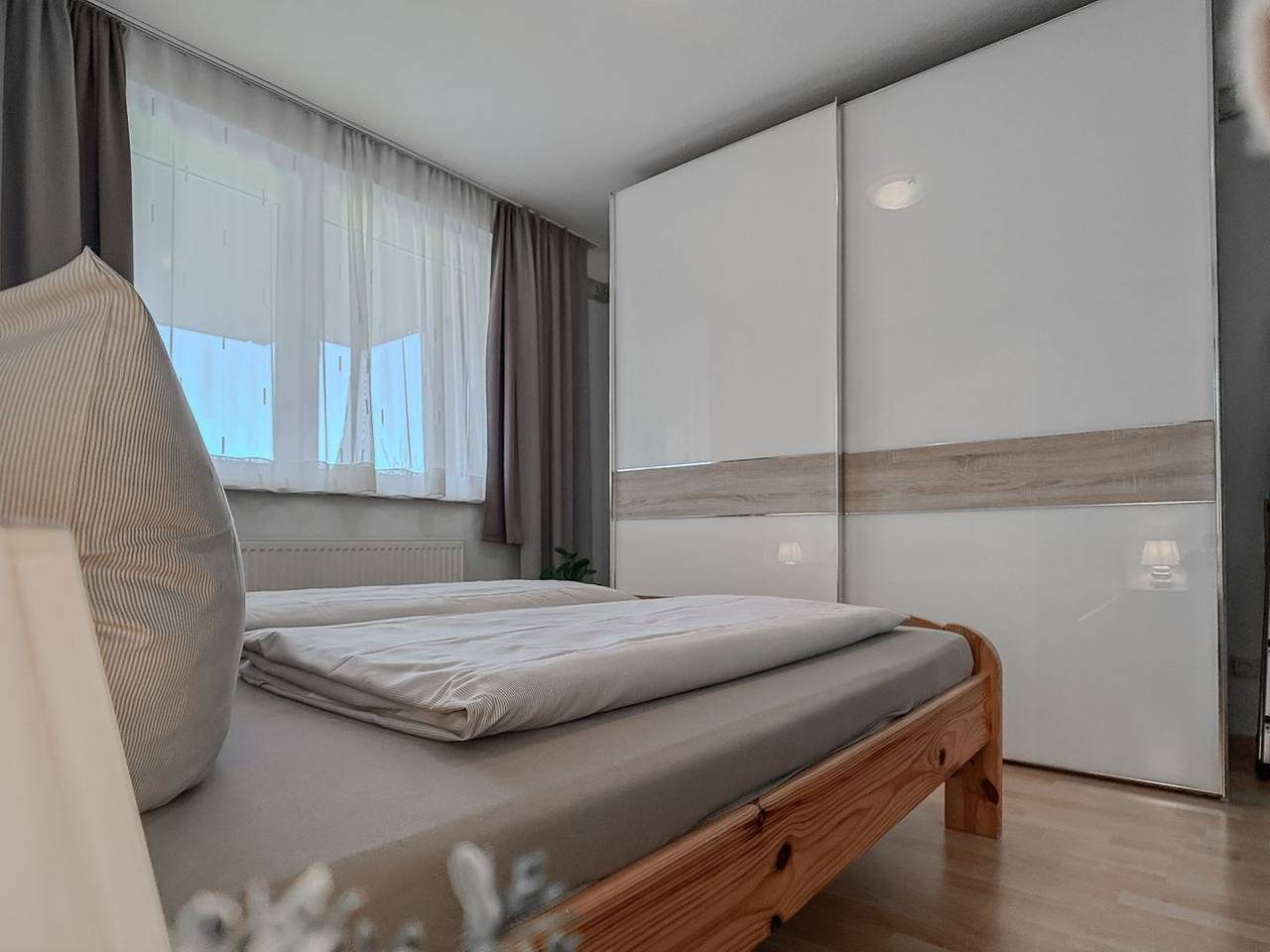 "Ein Zuhause auf Zeit: Ihr perfekter Rückzugsort mit Balkon und Schiffsblick" — Bild 5