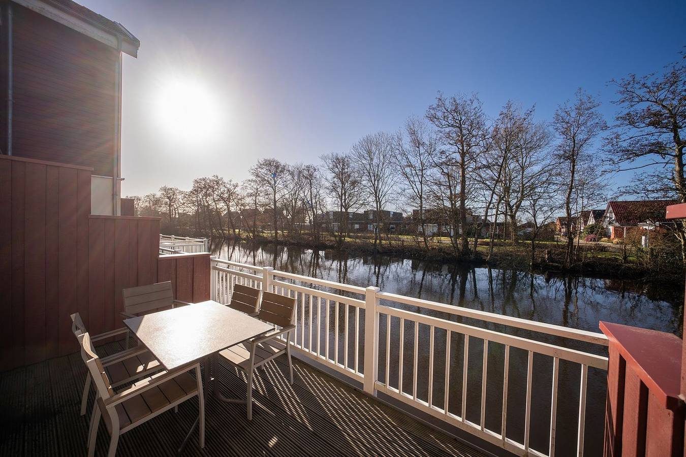 Top-Ferienhaus am Deich mit Terrasse am Wasser, Balkon, Sauna, Kamin & Hot Tub — Bild 2