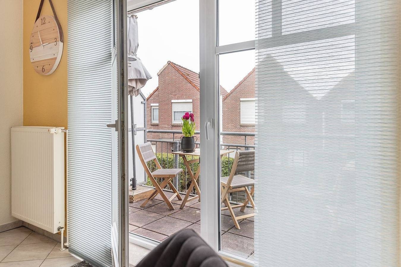 Hochwertig und hell: Die Obergeschosswohnung besticht durch die erlesene und geschmackvolle Raumgestaltung. Zudem verfügt sie über eine kleine Galerie mit Sitzgelegenheit und Balkon.