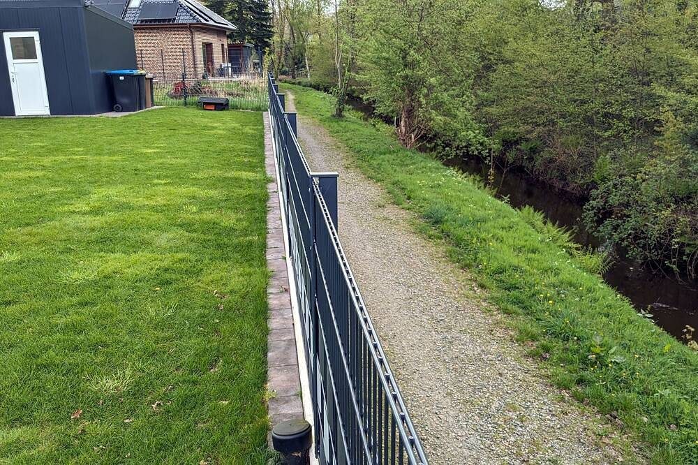 Alleinstehendes Ferienhaus mit überdachter Terrasse — Bild 5