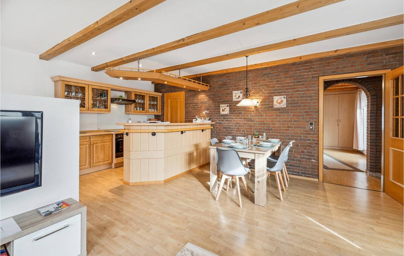 Geräumige Wohnung mit Parkplatz, Terrasse und Garten — Bild 4