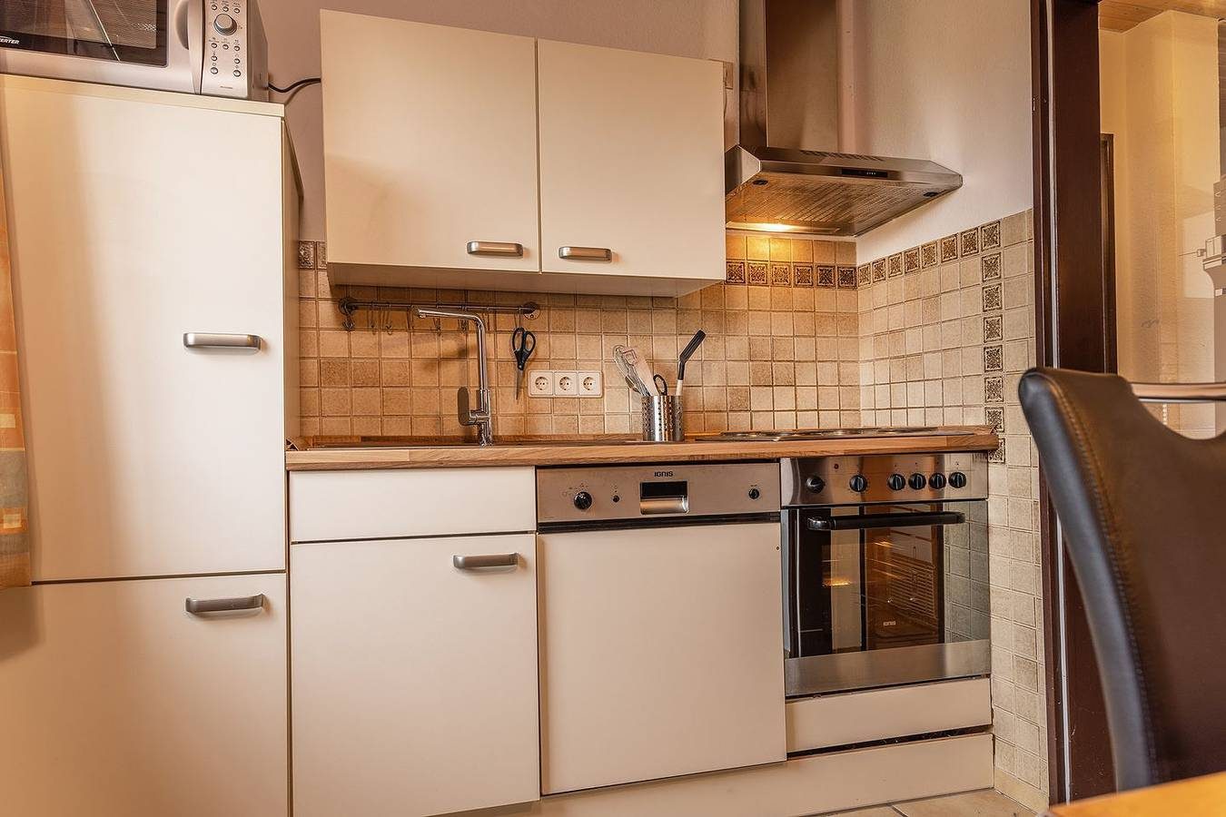 Entzückend und komfortabel zugleich: Die lichtdurchflutete Wohnung, direkt hinterm Deich, eignet sich bei einer Größe von ca. 55 qm für 4 bis 5 Personen. — Bild 4