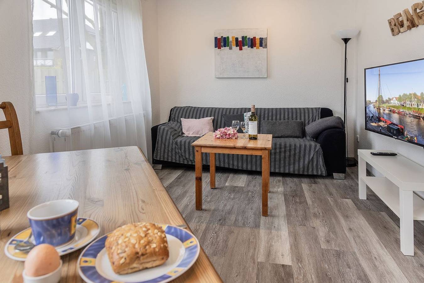 Hell und häuslich: Die Maisonette-Ferienwohnung mit ihren ca. 55 qm ist klar und akkurat ausgestattet. Vor dem Haus gibt es einen kleinen Freisitz, wo man den Abend ausklingen lassen kann.

Im Dezember 2019 wurde die Ferienwohnung komplett renoviert 
