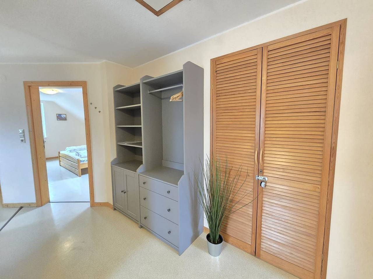 Willkommen in unserer gemütlichen Ferienwohnung Strandbrise für bis zu 4 Personen, die im Erdgeschoss eines ruhigen Hauses in direkter Nähe zum Deich in Neßmersiel liegt. — Bild 4