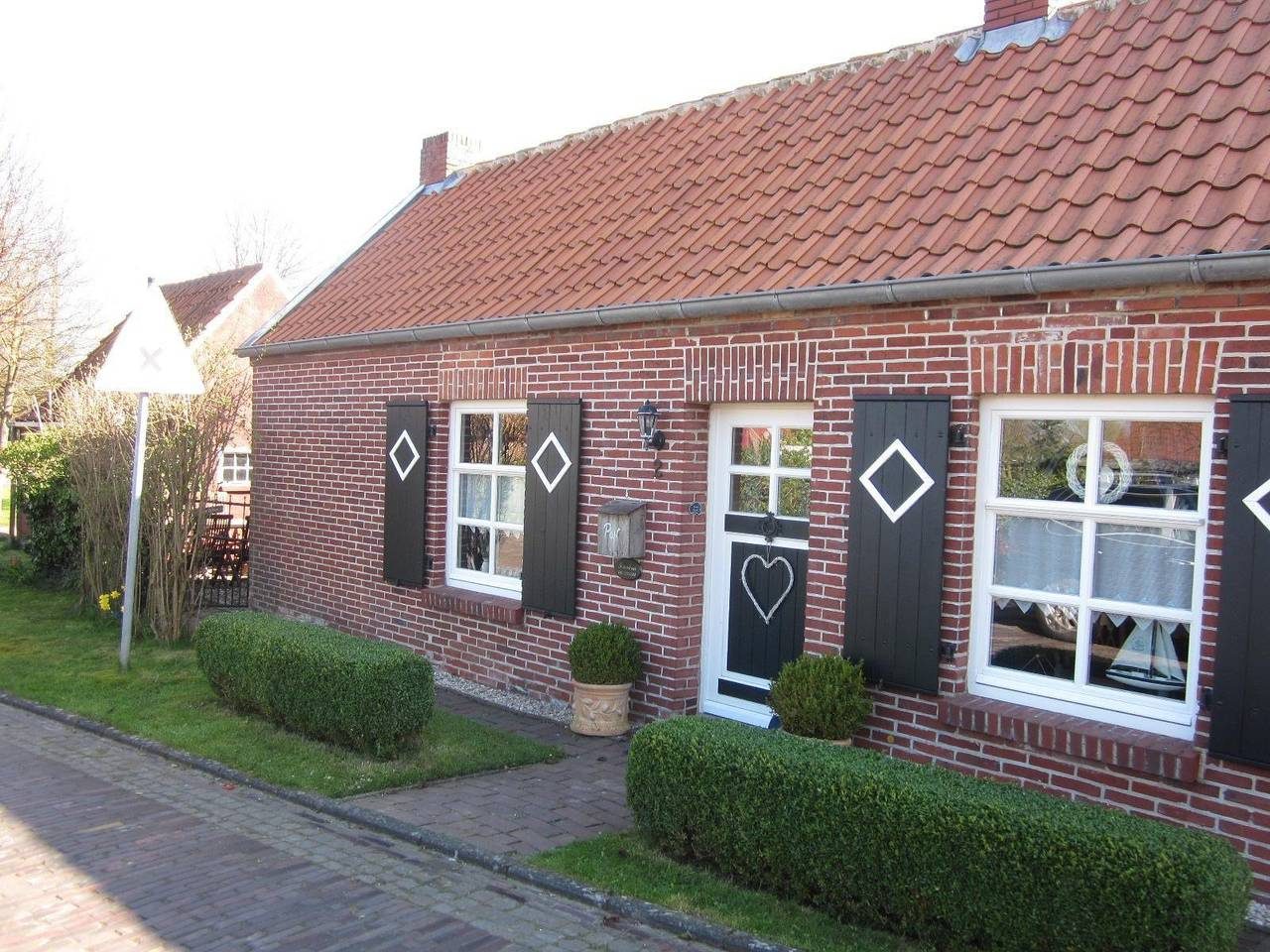 Modernisiertes und hell eingerichtetes Ferienhaus mit eigenem Garten ideal für Familien