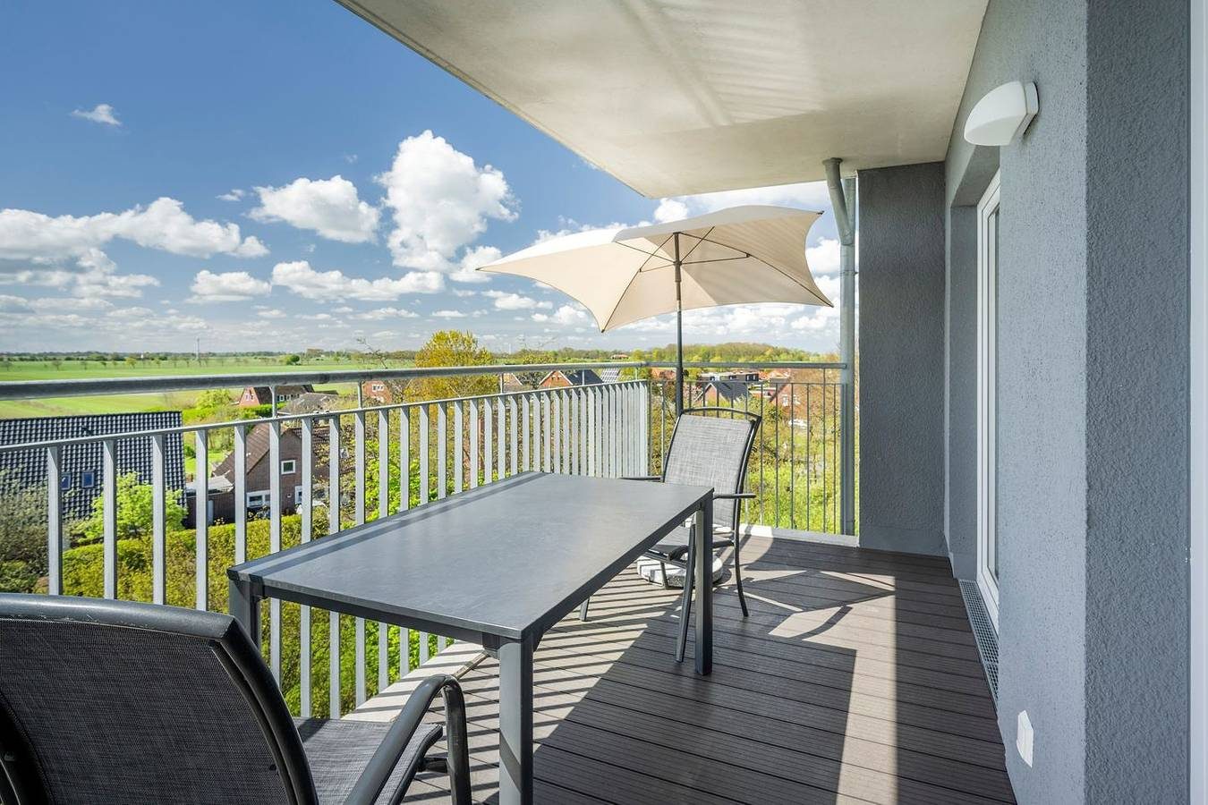 Moderne, hochwertige Ferienwohnung, Sauna, großer Balkon, strandnah