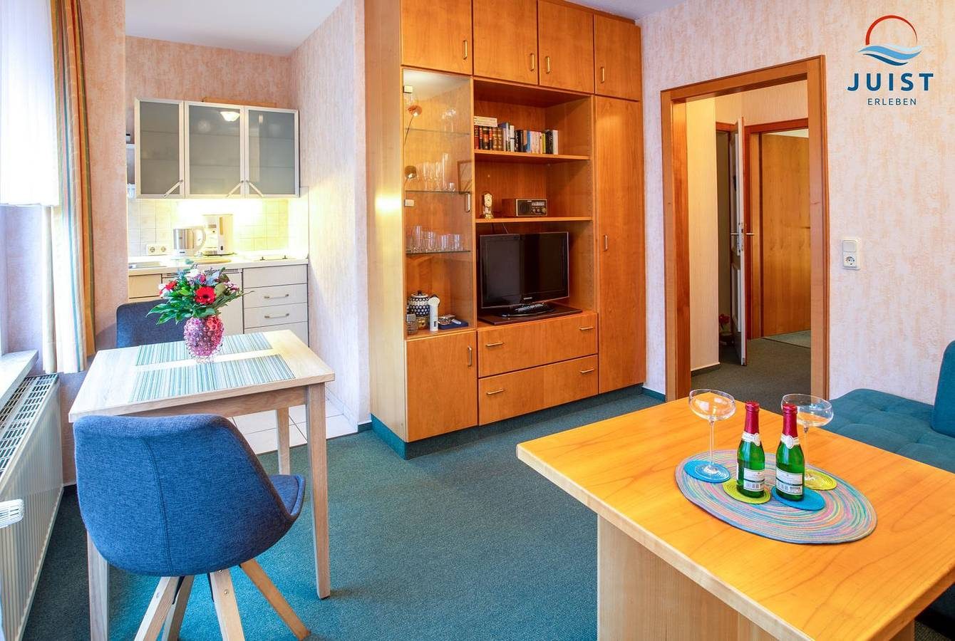 Farbenfroh gestaltete Ferienwohnung im Zentrum, ideal für Paare, mit Südbalkon — Bild 5